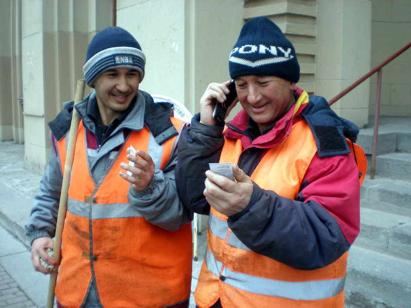 Гастарбайтер хотел подрочить на мамку в окне. Бедняга не знал, что его ждёт